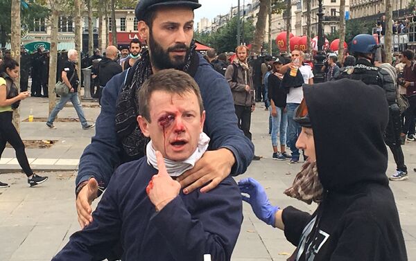Vítimas de rixas entre manifestantes e policiais em Paris, 15 de setembro de 2016 - Sputnik Brasil