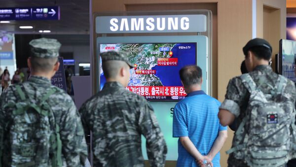 South Korean soldiers and passenger watch a TV broadcasting a news report on Seismic activity produced by a suspected North Korean nuclear test, at a railway station in Seoul, South Korea, September 9, 2016. - Sputnik Brasil