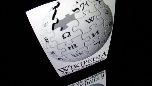 Logomarca da Wikipedia exibida na tela de um tablet - Sputnik Brasil