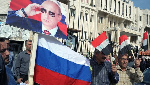 Residentes de Latakia participam da manifestação para agradecer a Rússia pela ajuda na luta contra terroristas, Síria - Sputnik Brasil