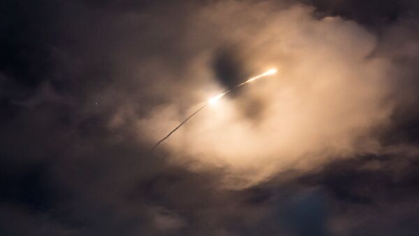 O foguete-portador Vega sobe ao céu após decolar de Kourou - Sputnik Brasil