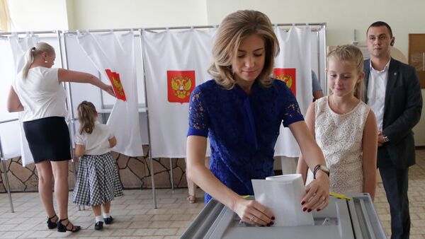 A procuradora-geral da Crimeia Natalia Poklonskaya vota nas eleições legislativas, 2016 - Sputnik Brasil