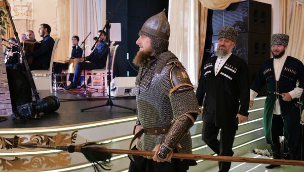 Ramzan Kadyrov, líder da Chechênia, aparece em traje de cavaleiro medieval para celebrar o Dia da Mulher Chechena - Sputnik Brasil