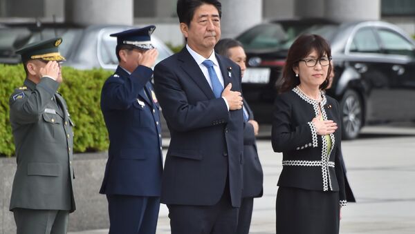 Ministra da Fedesa do Japão Tomomi Inada ao lado do atual primeiro-ministro Shinzo Abe - Sputnik Brasil