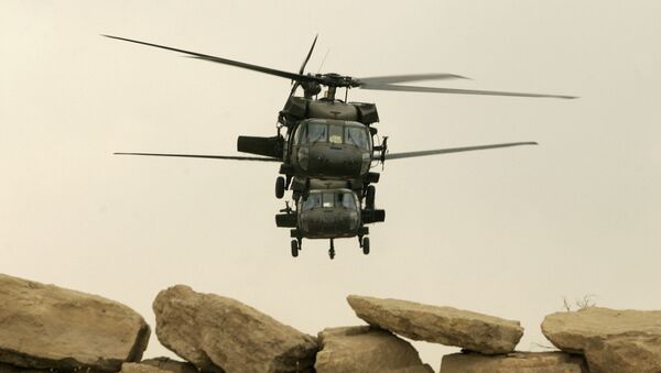 Dois helicópteros militares norte-americanos Black Hawk decolam na cidade de Mossul, Iraque (foto de arquivo) - Sputnik Brasil