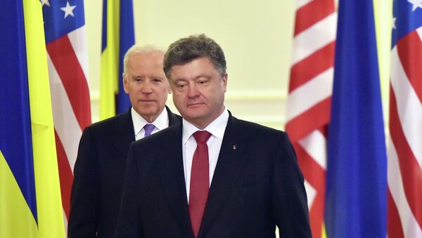 Presidente ucraniano Pyotr Poroshenko e vice-presidente dos EUA Joe Biden - Sputnik Brasil