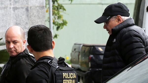 Ex-ministro Guido Mantega escoltado pela Polícia Federal - Sputnik Brasil