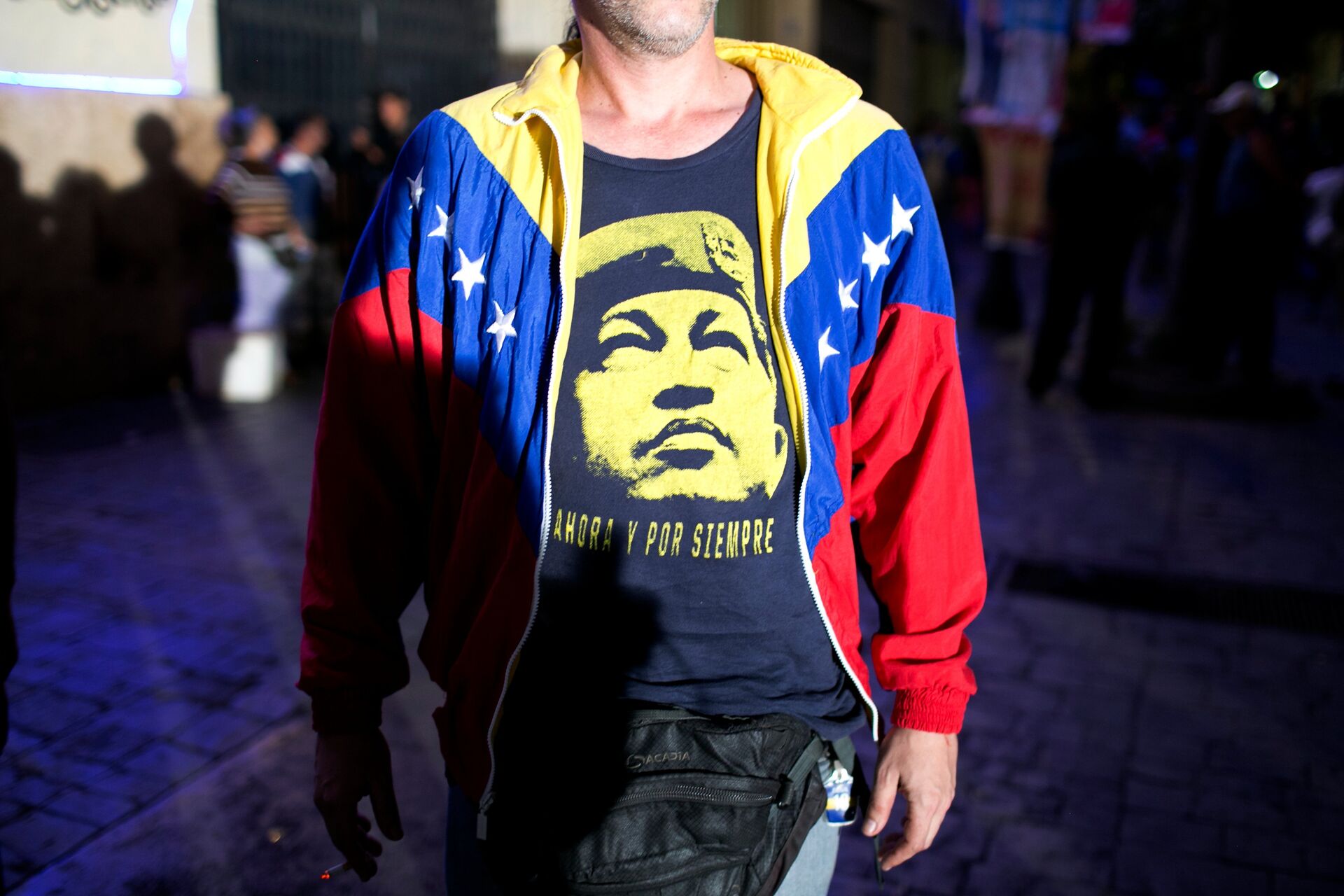 Venezuelano vestido de camiseta com Hugo Chavez - Sputnik Brasil, 1920, 07.04.2022