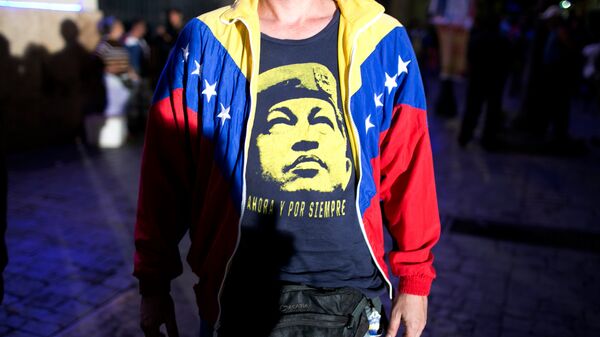 Venezuelano vestido de camiseta com Hugo Chavez - Sputnik Brasil