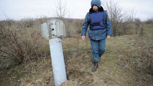 Funcionário do Ministério de Emergência da República Popular de Donetsk com míssil ucraniano (foto de arquivo) - Sputnik Brasil