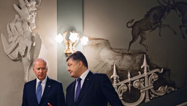 Presidente ucraniano Pyotr Poroshenko e vice-presidente dos EUA Joe Biden - Sputnik Brasil