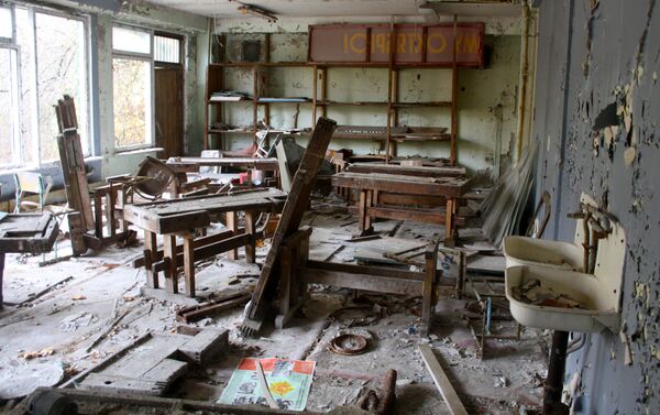 Sala de escola abandonada em Chernobyl - Sputnik Brasil