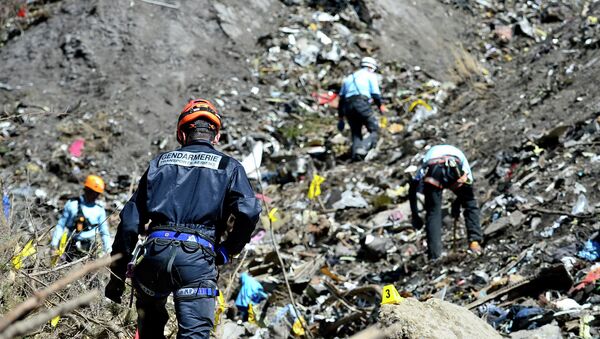 Serviços de resgate trabalham nos Alpes franceses no local da queda do Airbus da Germanwings. - Sputnik Brasil