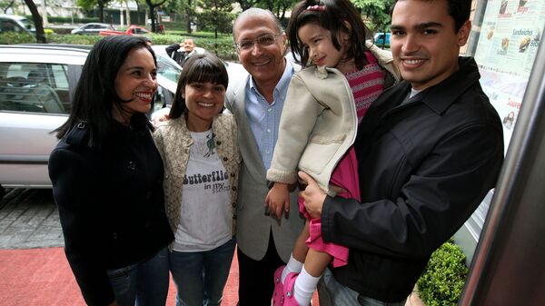 Geraldo Alckmin, acompanhado de sua esposa, Lu Alckmin, da filha, Sophia, de sua neta e de seu filho, Thomaz Rodrigues Alckmin, ao chegar em restaurante na zona sul de São Paulo. - Sputnik Brasil