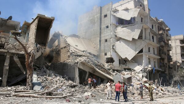 Prédios destruídos após ataques aéreos nas proximidades da cidade síria de Aleppo - Sputnik Brasil
