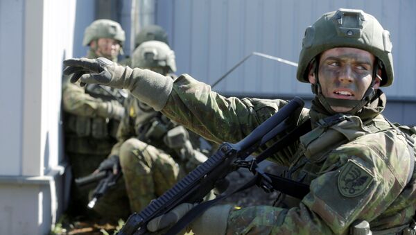 Soldados lituanos durante exercícios militares perto da fronteira estoniana - Sputnik Brasil