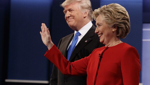 Republican presidential candidate Donald Trump, left, stands with Democratic presidential candidate Hillary Clinton before the first presidential debate at Hofstra University, Monday, Sept. 26, 2016, in Hempstead, N.Y. - Sputnik Brasil