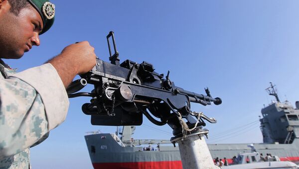 Soldado iraniano realizando vigilância a bordo da embarcação durante exercícios navais - Sputnik Brasil