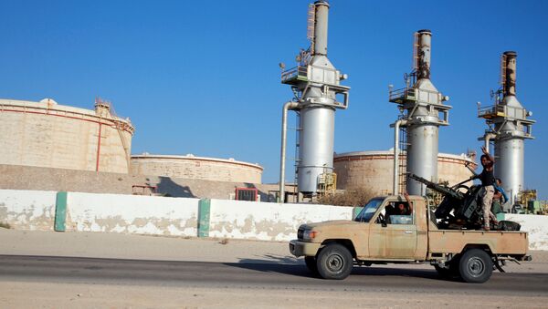 Libyan forces loyal to eastern commander Khalifa Haftar ride a pickup truck at the Zueitina oil terminal in Zueitina, west of Benghazi, Libya - Sputnik Brasil