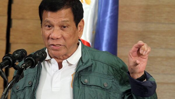 Presidente filipino Rodrigo Duterte proferindo discurdo numa conferência de impensa em Davao - Sputnik Brasil