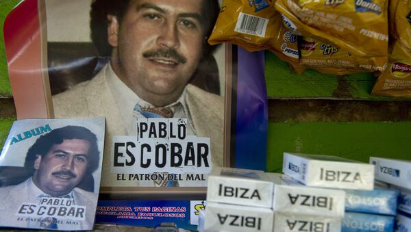 Posters de Pablo Escobar em Medellín - Sputnik Brasil