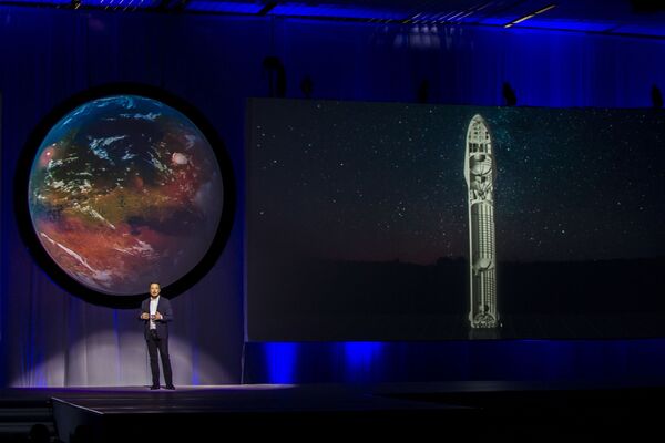 Fundador e diretor-geral das empresas Tesla e SpaceX, Elon Musk, fala sobre o sistema interplanetário de transporte, que deve permitir à humanidade a colonização do planeta vermelho - Sputnik Brasil