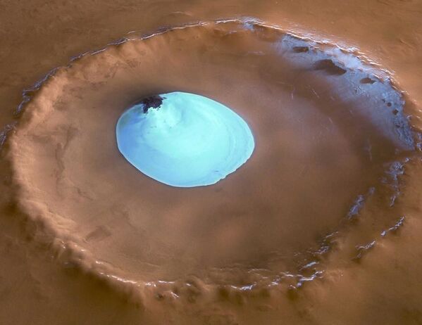 Água congelada em uma das crateras de Marte. Neste lugar, a água continua congelada durante todo o ano - Sputnik Brasil