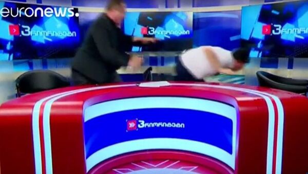 Dois candidatos a parlamento georgiano brigando no ar da TV - Sputnik Brasil