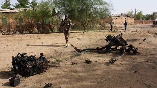 Esta foto de 23 de maio de 2013 mostra um grupo de soldados do Níger examinando o local de uma explosão suicida em uma instalação militar em Agadez - Sputnik Brasil