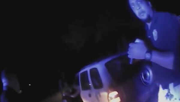 Cena do vídeo que mostra agentes atirando contra o carro de Chris Few na Louisiana - Sputnik Brasil