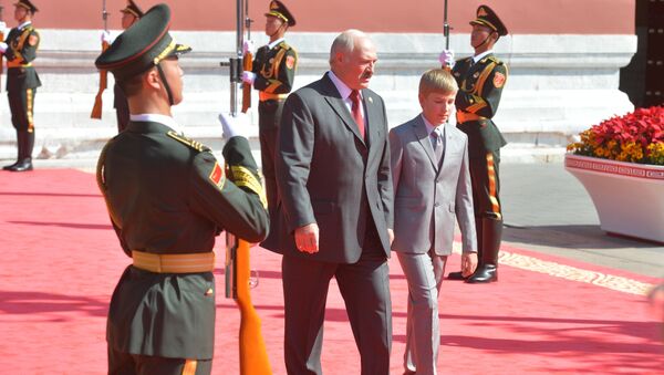 Presidente bielorrusso Aleksandr Lukashenko com o seu filho Nikolai na Parada militar em homenagem ao 70º aniversário da vitória chinesa na guerra contra o Japão, Pequim, China, em setembro de 2015 (foto de arquivo) - Sputnik Brasil