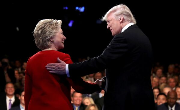Presidenciável norte-americano Donald Trump aperta a mão da presidenciável Hillary Clinton em Nova York, EUA. 26 de setembro de 2016 - Sputnik Brasil