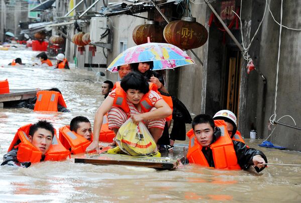 Bombeiros evacuam residentes em águas trazidas pelo tufão Megi em Ningde, China. 28 de setembro de 2016 - Sputnik Brasil