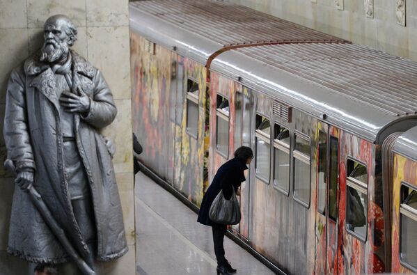 O trem de metrô de Moscou Aquarelle com a nova exposição “Cidade em imagens” no Metrô de Moscou, Rússia.  27 de setembro de 2016 - Sputnik Brasil