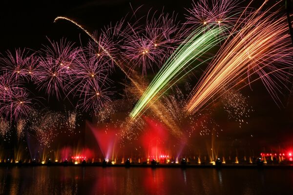 Fogos artificiais durante a cerimônia de encerramento de Festival Internacional Círculo de Luz 2016 em Moscou, Rússia. 27 de setembro de 2016 - Sputnik Brasil