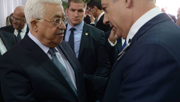 Benjamin Netanyahu e Mahmoud Abbas se encontram no funeral de Shimon Peres - Sputnik Brasil