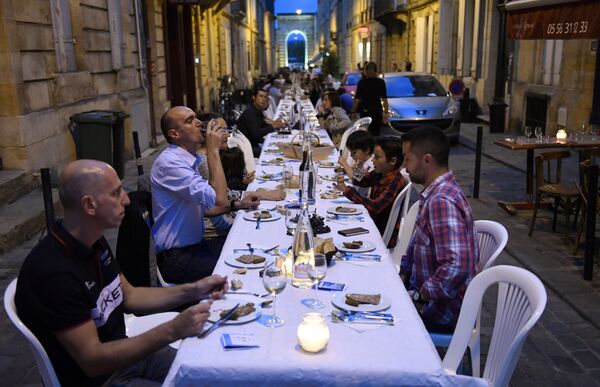 População de Bordeaux degusta de um belo banquete regado a muito vinho - Sputnik Brasil