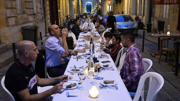 População de Bordeaux degusta de um belo banquete regado a muito vinho - Sputnik Brasil
