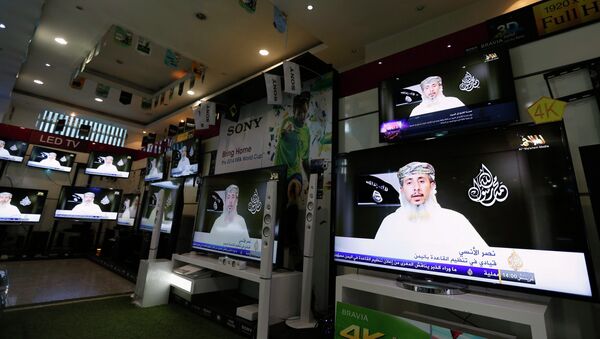 Nasser bin Ali al-Ansi, líder do ramo iemenita da Al Qaeda (AQAP), é exibido na televisão em uma loja de eletrônicos em Sanaa 14 de janeiro de 2015 - Sputnik Brasil