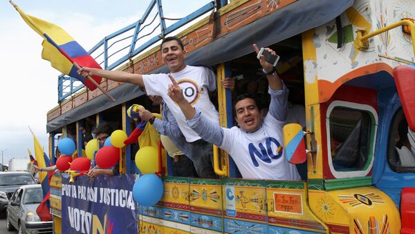 Manifestantes a favor do não no referendo sobre o acordo de paz com as FARC na Colômbia - Sputnik Brasil