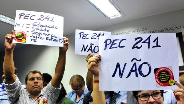 Manifestantes contra a PEC 241 na Comissão Especial Novo Regime Fiscal da Câmara dos Deputados - Sputnik Brasil