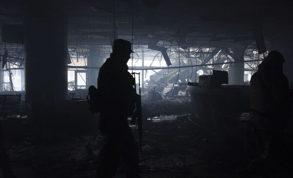 Miliciano no aeroporto de Donetsk - Sputnik Brasil