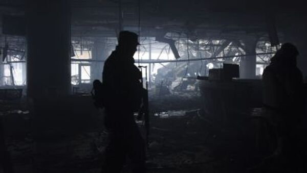 Miliciano no aeroporto de Donetsk - Sputnik Brasil