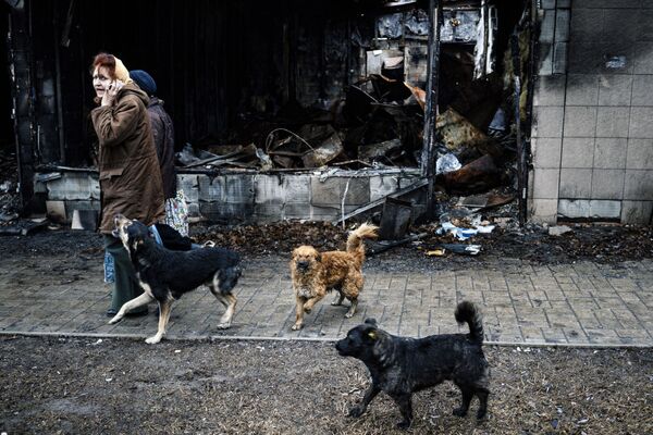 Moradores numa rua de Donetsk - Sputnik Brasil