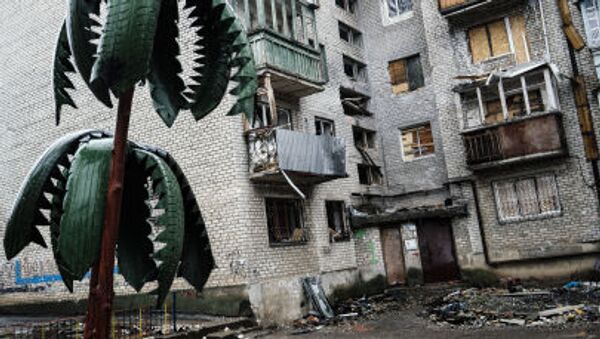 Casa destruída em Donetsk - Sputnik Brasil