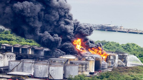 Incêndio atinge tanques de combustível da empresa Ultracargo, na área industrial da Alemoa, em Santos (SP), na manhã desta sexta-feira, 3 de março. - Sputnik Brasil