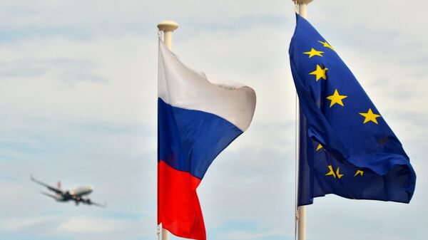 Bandeiras da Rússia e UE - Sputnik Brasil