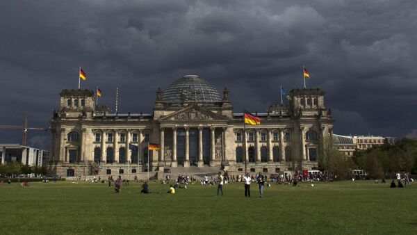 Dark clouds hang over the Reichstag, the German parliament Bundestag building, in Berlin - Sputnik Brasil