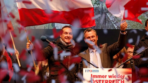 Presidenciável do Partido de Liberdade de direita Norbert Hofer ao lado do líder do partido Heinz-Christian Strache em Viena, Áustria, 22 de abril de 2016 - Sputnik Brasil