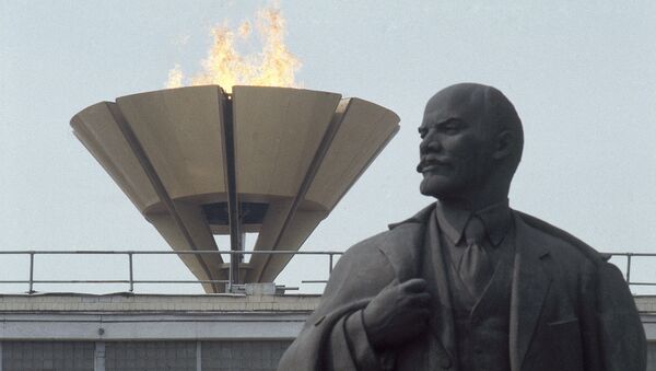 The Olympic flame rises over statue of Lenin outside Lenin Stadium in Moscow during the 1980 Olympic Games - Sputnik Brasil